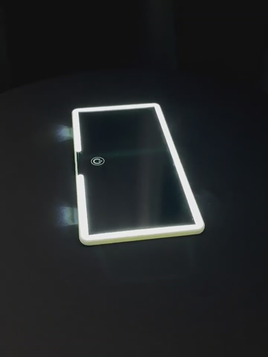 Charger la vidéo : Miroir LED pour pare-soleil de voiture — éclairage uniforme, rechargeable